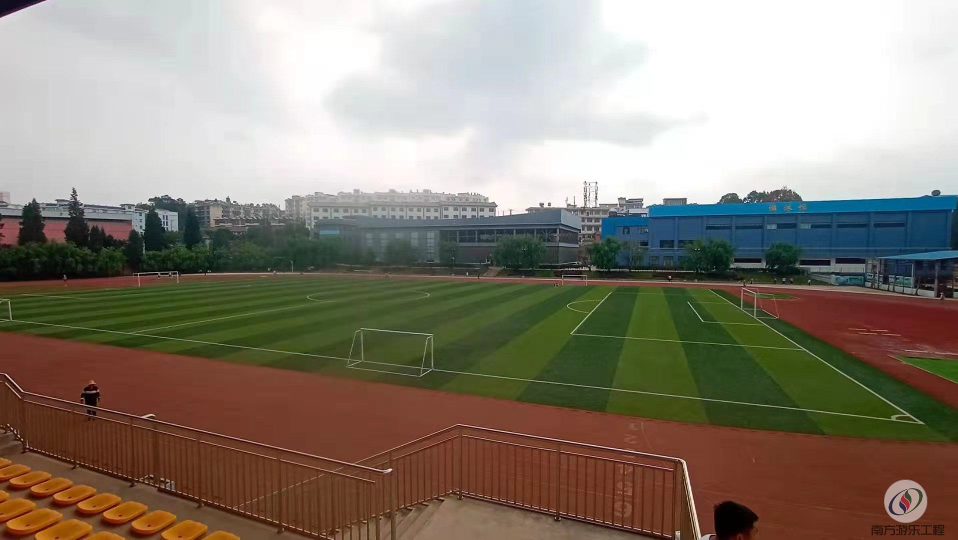 华宁县全民健身中心体育场