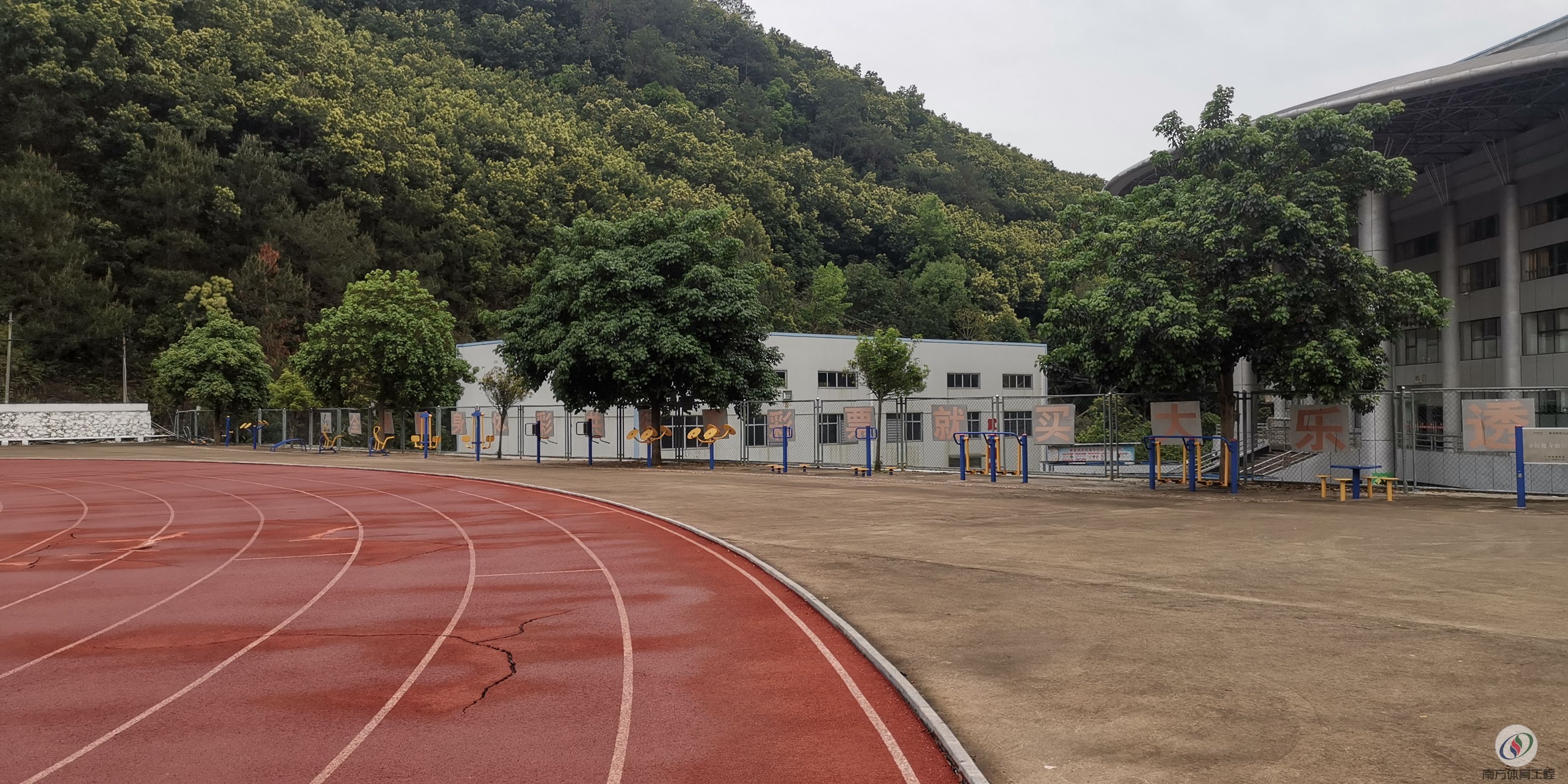 广东省肇庆市封开县江口街道河南社区居委会封开县体育场儿童游乐场